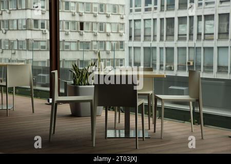 Café de la zone d'observation. Table et chaises contre beau paysage urbain Banque D'Images