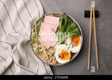 Délicieux ramen avec de la viande servi sur une table grise, plat. Soupe de nouilles Banque D'Images