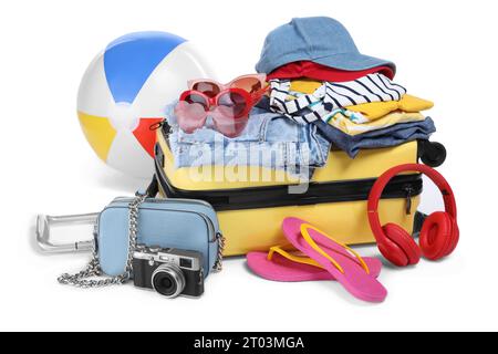 Valise, vêtements et accessoires de plage isolés sur blanc. Vacances d'été Banque D'Images
