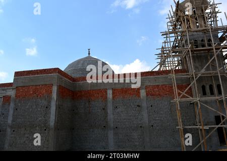 Une nouvelle mosquée en construction, la construction d'une nouvelle grande mosquée Masjid au Caire, en Egypte, avec un grand dôme et un minaret haut, échafaudages en bois, mosquées sont p Banque D'Images