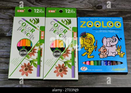 Le Caire, Egypte, septembre 27 2023 : crayons de couleur en bois à double tête K-Max et marqueurs à aquarelle Zooloo, stylos à aquarelle, différentes couleurs, retour à sc Banque D'Images
