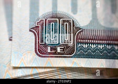 Gros plan de la monnaie égyptienne de 100 EGP LE 2023 cent billets de livre égyptienne, dépenser, donner et utiliser le concept d'argent, payer et acheter en utilisant b Banque D'Images