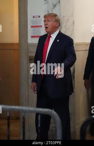 New York, États-Unis. 02 octobre 2023. Donald Trump apparaît dans le procès civil de New York le jour 2, pour fraude commerciale et est frappé par une ordonnance de bâillon pour avoir posté sur les médias sociaux au sujet de l'un des membres du personnel de la cour. Crédit : SOPA Images Limited/Alamy Live News Banque D'Images