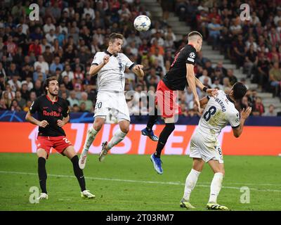 Salzbourg, Autriche. 3 octobre 2023. Jon Pacheco (2e L) de Real Sociedad dirige le ballon lors du match de football du groupe D de l'UEFA Champions League opposant Red Bull Salzburg et Real Sociedad à Salzbourg, Autriche, le 3 octobre 2023. Crédit : He Canling/Xinhua/Alamy Live News Banque D'Images