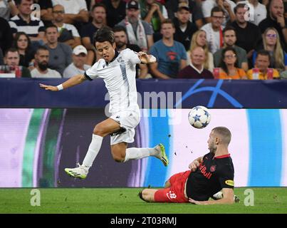 Salzbourg, Autriche. 3 octobre 2023. Takefusa Kubo (L) de Real Sociedad fait son entrée lors du match de football du groupe D de l'UEFA Champions League entre Red Bull Salzburg et Real Sociedad à Salzbourg, Autriche, le 3 octobre 2023. Crédit : He Canling/Xinhua/Alamy Live News Banque D'Images