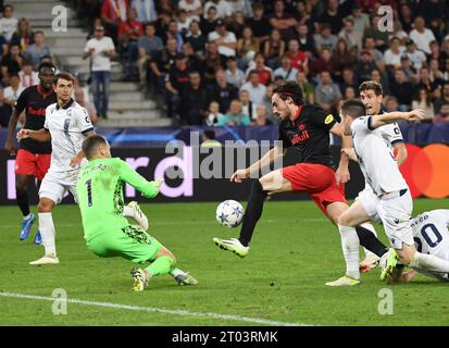 Salzbourg, Autriche. 3 octobre 2023. Roko Simic (C) de Red Bull Salzburg fait une percée lors du match de football du Groupe D de l'UEFA Champions League entre Red Bull Salzburg et la Real Sociedad à Salzbourg, Autriche, le 3 octobre 2023. Crédit : He Canling/Xinhua/Alamy Live News Banque D'Images