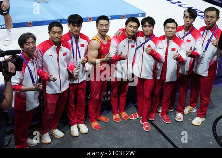 Anvers, Belgique. 3 octobre 2023. Team China pose pour des photos après la finale par équipe masculine aux Championnats du monde de gymnastique artistique 2023 à Anvers, Belgique, le 3 octobre 2023. Crédit : Zheng Huansong/Xinhua/Alamy Live News Banque D'Images