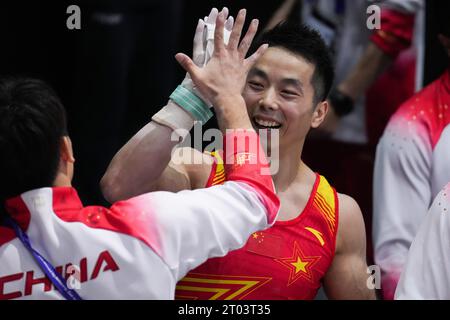 Anvers, Belgique. 3 octobre 2023. You Hao (R) de Chine célèbre lors de la finale par équipe masculine des Championnats du monde de gymnastique artistique 2023 à Anvers, Belgique, le 3 octobre 2023. Crédit : Zheng Huansong/Xinhua/Alamy Live News Banque D'Images