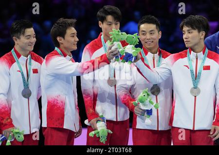 Anvers, Belgique. 3 octobre 2023. Les médaillés d'argent équipe Chine assistent à la cérémonie de remise des prix de l'équipe masculine aux Championnats du monde de gymnastique artistique 2023 à Anvers, Belgique, le 3 octobre 2023. Crédit : Zheng Huansong/Xinhua/Alamy Live News Banque D'Images