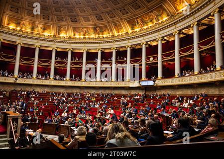 Paris, France. 03 octobre 2023. Vue générale à l'Assemblée nationale pendant la séance de questions au gouvernement. Séance hebdomadaire de questions au gouvernement français à l'Assemblée nationale au Palais Bourbon, à Paris. (Photo Telmo Pinto/SOPA Images/Sipa USA) crédit : SIPA USA/Alamy Live News Banque D'Images