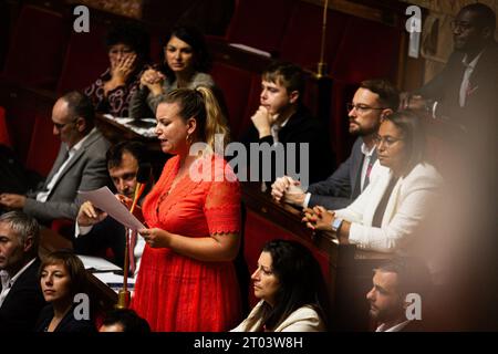 Paris, France. 03 octobre 2023. Mathilde Panot, présidente du groupe la France insoumise - Nouvelle Union populaire écologique et sociale, prend la parole à l'Assemblée nationale. Séance hebdomadaire de questions au gouvernement français à l'Assemblée nationale au Palais Bourbon, à Paris. Crédit : SOPA Images Limited/Alamy Live News Banque D'Images