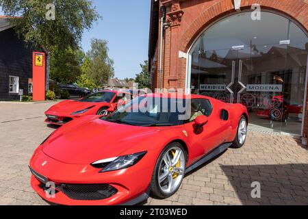 Concessionnaire de voitures de sport Ferrari, Meridien Modena à Lyndhurst Hampshire avec des Ferrari rouges sur le parvis, Angleterre, Royaume-Uni Banque D'Images