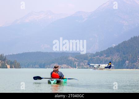 Kayak et hydravion sur Green Lake, Whistler Banque D'Images