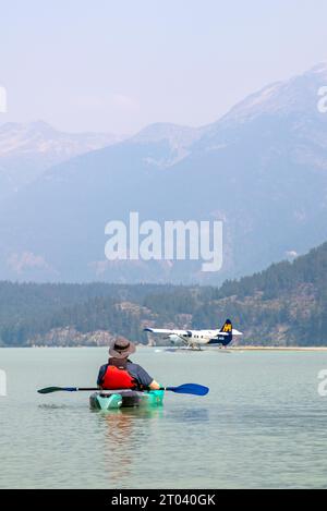 Kayak et hydravion sur Green Lake, Whistler Banque D'Images