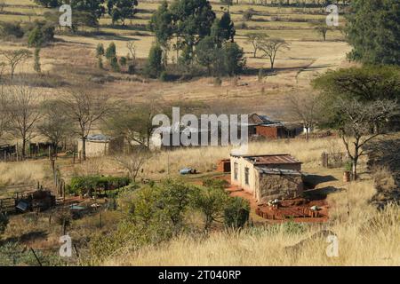 Logement des travailleurs agricoles dans les campagnes rurales, KwaZulu-Natal, Afrique du Sud, logement des travailleurs, construction propre, paysage minimal pittoresque, chalet Banque D'Images