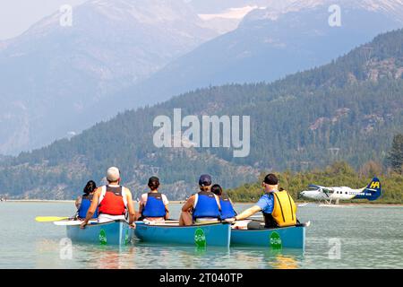 Kayaks attendant un hydravion pour passer sur Green Lake, Whistler Banque D'Images