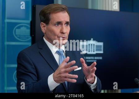 Washington, États-Unis. 03 octobre 2023. John Kirby, coordonnateur du Conseil de sécurité nationale pour les communications stratégiques, participe au briefing quotidien à la Maison Blanche à Washington, DC, États-Unis, le 3 octobre 2023. Photo de Chris Kleponis/Pool via CNP/ABACAPRESS.COM crédit : Abaca Press/Alamy Live News Banque D'Images