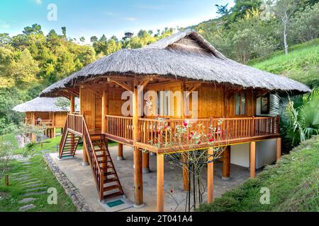 Le champ Tu le Resort - 6 septembre 2023 : Voir le magnifique intérieur entièrement en bois de la station le Cham à Tu le commune, quartier Van Chan, yen Banque D'Images