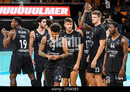 03.10.2023, Ratiopharm Arena, Neu-Ulm, GER, Eurocup, ratiopharm Ulm vs Dolomiti Energia Trento, im Bild enttaeuschte Spieler nach Spielende, Paul Biligha (trente, #19), Davide Alviti (trente, #4), Prentiss Hubb (trente, #3), Luca Conti (trente, #8)Maximilian Ladurner (trente, #23), Kamar Baldwin (trente, #44) Foto ? Nordphoto GmbH/Hafner Banque D'Images