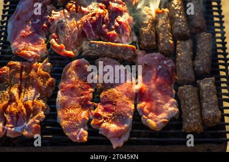 Griller des côtelettes de porc sur un barbecue. Barbecue dans le jardin Banque D'Images