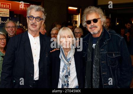 Wim Wenders, Marianne Menze und Wolfgang Niedecken BEI der Premiere des Dokumentarfilms Anselm - Das Rauschen der Zeit in der Lichtburg. Essen, 03.10.2023 *** Wim Wenders, Marianne Menze et Wolfgang Niedecken à la première du documentaire Anselm Das Rauschen der Zeit au Lichtburg Essen, 03 10 2023 Foto:XT.xSchröerx/xFuturexImagex anselm 3016 crédit : Imago/Alamy Live News Banque D'Images