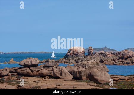 Côte rocheuse près de Tregastel, Côte de granit Rose, Bretagne, France Banque D'Images