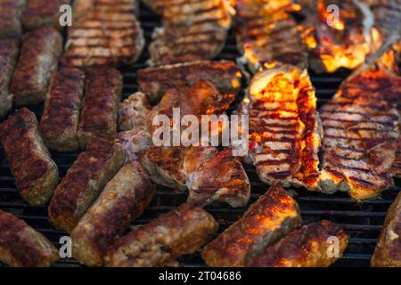 Griller des côtelettes de porc sur un barbecue. Barbecue dans le jardin Banque D'Images