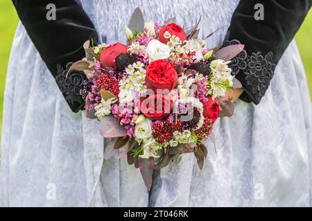 Bouquet de mariée avec costume traditionnel Zillertal Banque D'Images