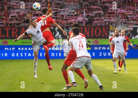 Robin GOSENS Union Berlin en combat aérien pour le ballon avec Tim KLEINDIENST1. FC Heidenheim Banque D'Images