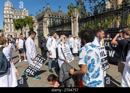 5 septembre 2023, pas de nouvelle manifestation pétrolière avec des manifestants devant les chambres du Parlement, Londres, Royaume-Uni par une journée très chaude faisant leur protestation Banque D'Images
