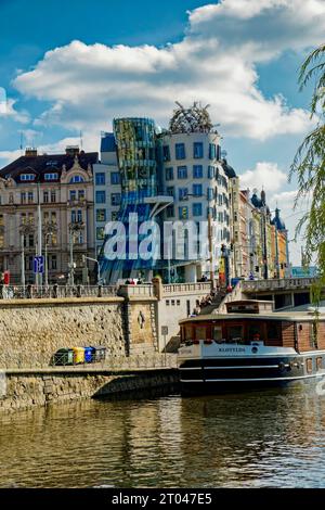 Maison dansante par les architectes Vlado Milunic et Frank O. Gehry, Prague, République tchèque Banque D'Images