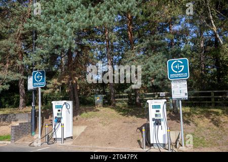 Station-service d'autoroute de flotte dans le Hampshire avec deux chargeurs de véhicule électrique inoccupés, Angleterre, Royaume-Uni Banque D'Images