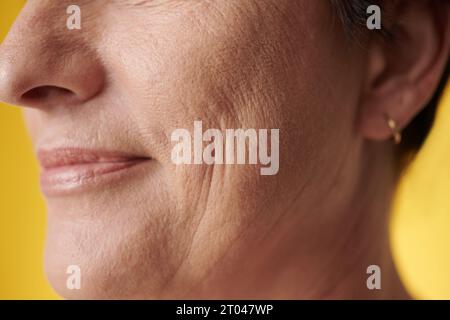 Image en gros plan d'une femme mûre souriante avec une peau douce et propre Banque D'Images