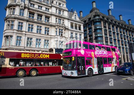 Barbie bus sur un bus à impériale londonien traversant Westminster Londres pour promouvoir le nouveau film qui a été sorti à Londres en juillet, Angleterre, Royaume-Uni Banque D'Images