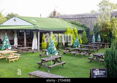 Le Trusty servant Inn à Minstead Lyndhurst est une maison publique servant de la nourriture et offrant un hébergement, la bière et le jardin alimentaire montré, Angleterre, Royaume-Uni Banque D'Images