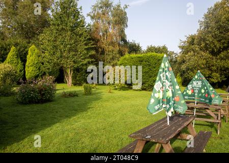 Le Trusty servant Inn à Minstead Lyndhurst est une maison publique servant de la nourriture et offrant un hébergement, la bière et le jardin alimentaire montré, Angleterre, Royaume-Uni Banque D'Images