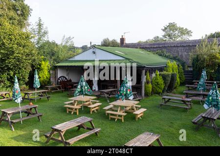 Le Trusty servant Inn à Minstead Lyndhurst est une maison publique servant de la nourriture et offrant un hébergement, la bière et le jardin alimentaire montré, Angleterre, Royaume-Uni Banque D'Images