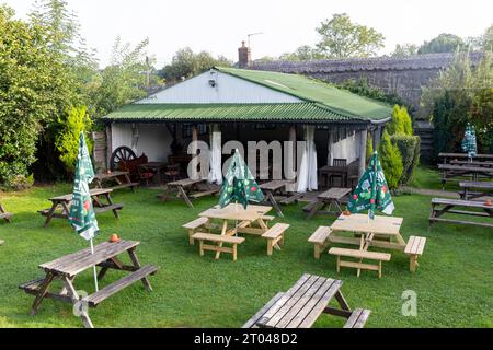 Le Trusty servant Inn à Minstead Lyndhurst est une maison publique servant de la nourriture et offrant un hébergement, la bière et le jardin alimentaire montré, Angleterre, Royaume-Uni Banque D'Images