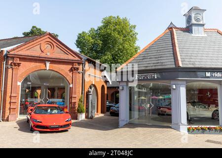 Concessionnaire de voitures de sport Ferrari, Meridien Modena à Lyndhurst Hampshire avec des Ferrari rouges sur le parvis, Angleterre, Royaume-Uni Banque D'Images