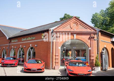 Concessionnaire de voitures de sport Ferrari, Meridien Modena à Lyndhurst Hampshire avec des Ferrari rouges sur le parvis, Angleterre, Royaume-Uni Banque D'Images