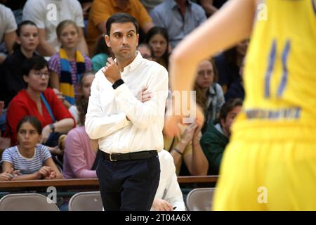 Berlin, Deutschland. 03 octobre 2023. 03.10.2023, Soemmeringhalle, Berlin, DEU, easyCredit DBBL, ALBA vs Herne, im Bild Cheftrainer Cristo Cabrera (ALBA Berlin) photo : Juergen Engler/nordphoto GmbH/dpa/Alamy Live News Banque D'Images