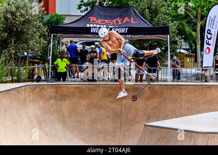 Igualada, Barcelone ; 16 juillet 2023 : Championnat de Catalogne de Scooter Street, Park Junior et About, dans le Skate Park d'Igualada Banque D'Images