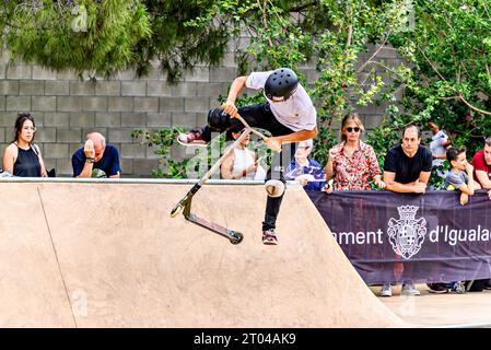 Igualada, Barcelone ; 16 juillet 2023 : Championnat de Catalogne de Scooter Street, Park Junior et About, dans le Skate Park d'Igualada Banque D'Images