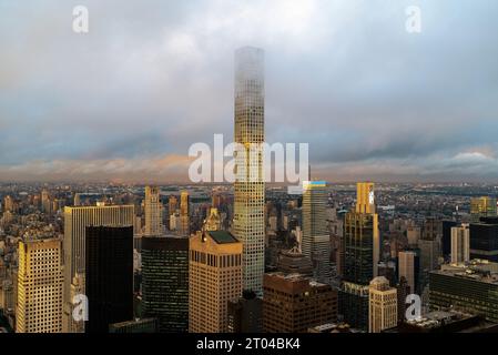 Coucher de soleil épique après la pluie. Paysage urbain aérien étonnant sur la ville de New York, Manhattan. Gratte-ciel célèbres sur la photo. taux d'azote liquide élevé couvert par les nuages Banque D'Images