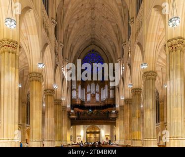 New York, États-Unis. Intérieur de la cathédrale Saint-Patrick. Vue touristique célèbre et populaire à Manhattan. Banque D'Images