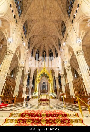 New York, États-Unis. Intérieur de la cathédrale Saint-Patrick. Vue touristique célèbre et populaire à Manhattan. Banque D'Images