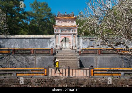 Vietnam : porte menant à la tombe de l'empereur Tu Duc, Hué. L'empereur Tự Đức (22 septembre 1829 – 17 juillet 1883) (nom complet : Nguyễn Phúc Hồng Nhậm, également Nguyen Phuc Thi) est le quatrième empereur de la dynastie Nguyễn du Vietnam et règne de 1847 à 1883. Fils de l'empereur Thiệu Trị, le prince Nguyễn Phúc Hồng Nhậm succède à son père sur le trône, avec le titre régnant de Tự Đức, mais des problèmes familiaux provoquent un début violent de son ère. Thiệu Trị avait passé sur son fils aîné plus modéré, Hồng Bảo, pour donner le trône à Tự Đức. Banque D'Images