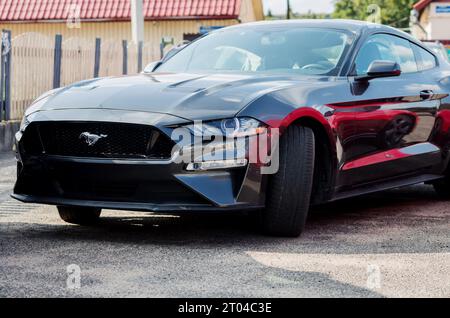 Minsk, Biélorussie, 4 octobre 2023 - voiture musculaire américaine Ford Mustang Banque D'Images