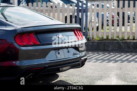 Minsk, Biélorussie, 4 octobre 2023 - voiture vue arrière Ford Mustang dans la rue Banque D'Images
