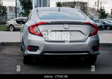 Minsk, Biélorussie, 4 octobre 2023 - feux arrière Honda Civic. Marque automobile japonaise Banque D'Images